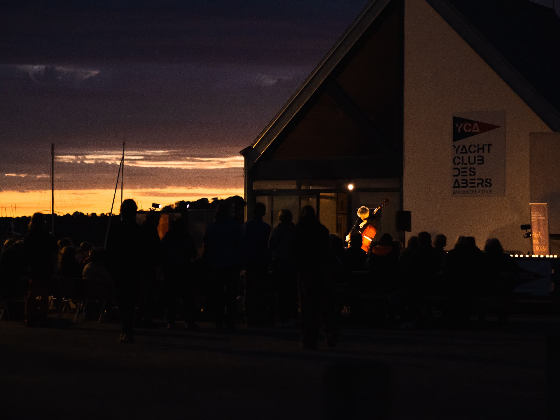 Concert au coucher du soleil devant le Yacht Club des Abers