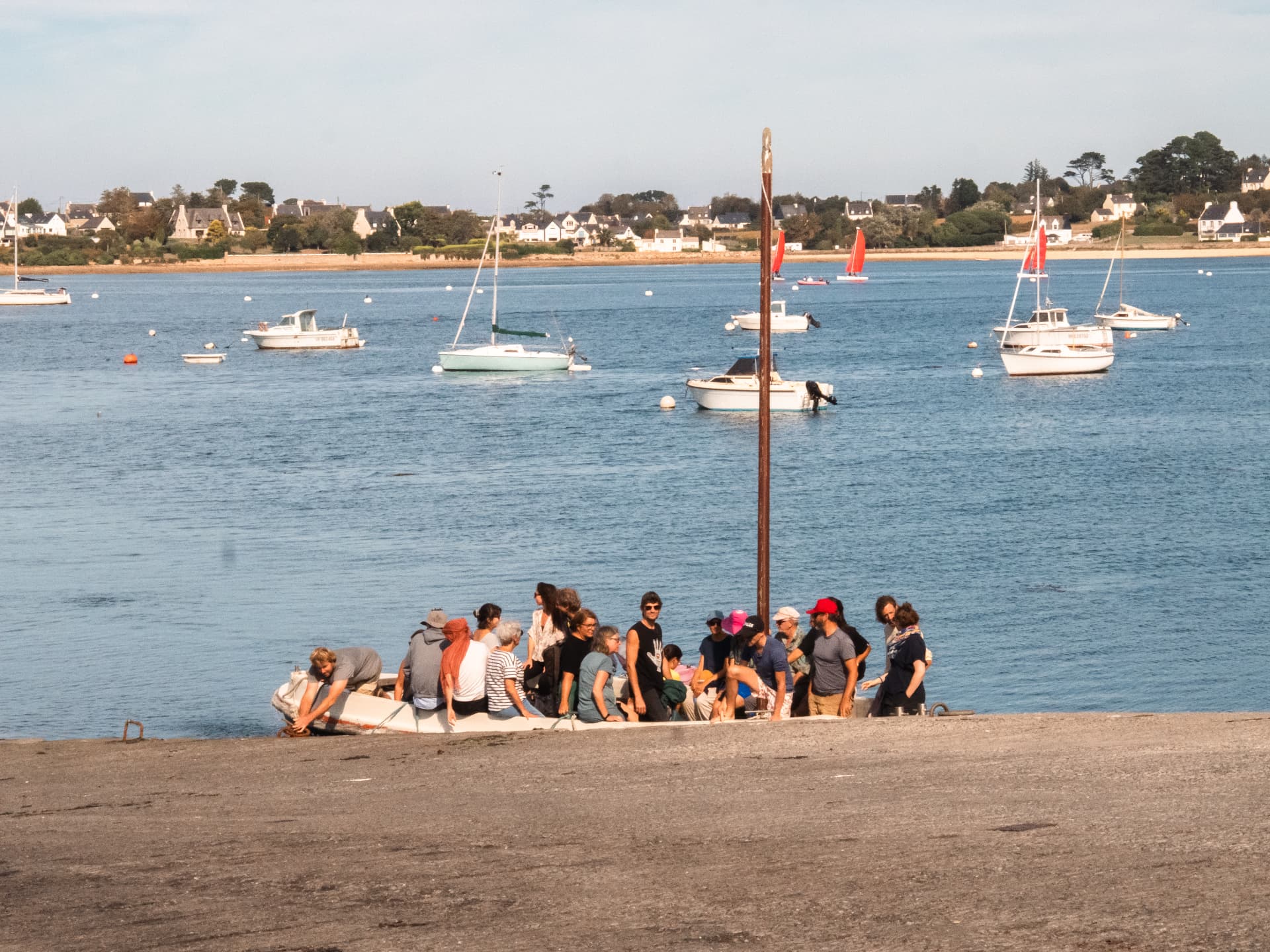 Groupe embarquant sur un bateau dans l'Aber Wrac'h
