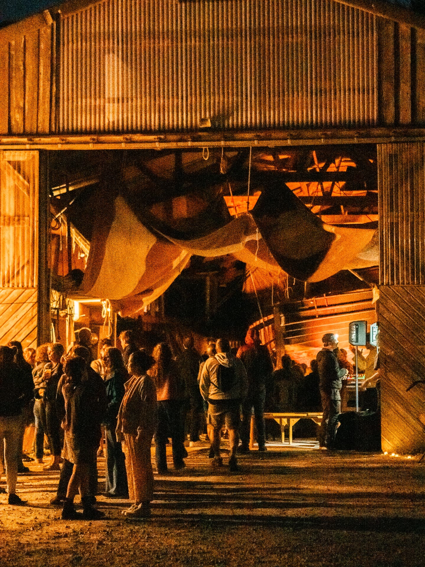 Entrée du hangar aux voiles suspendues
