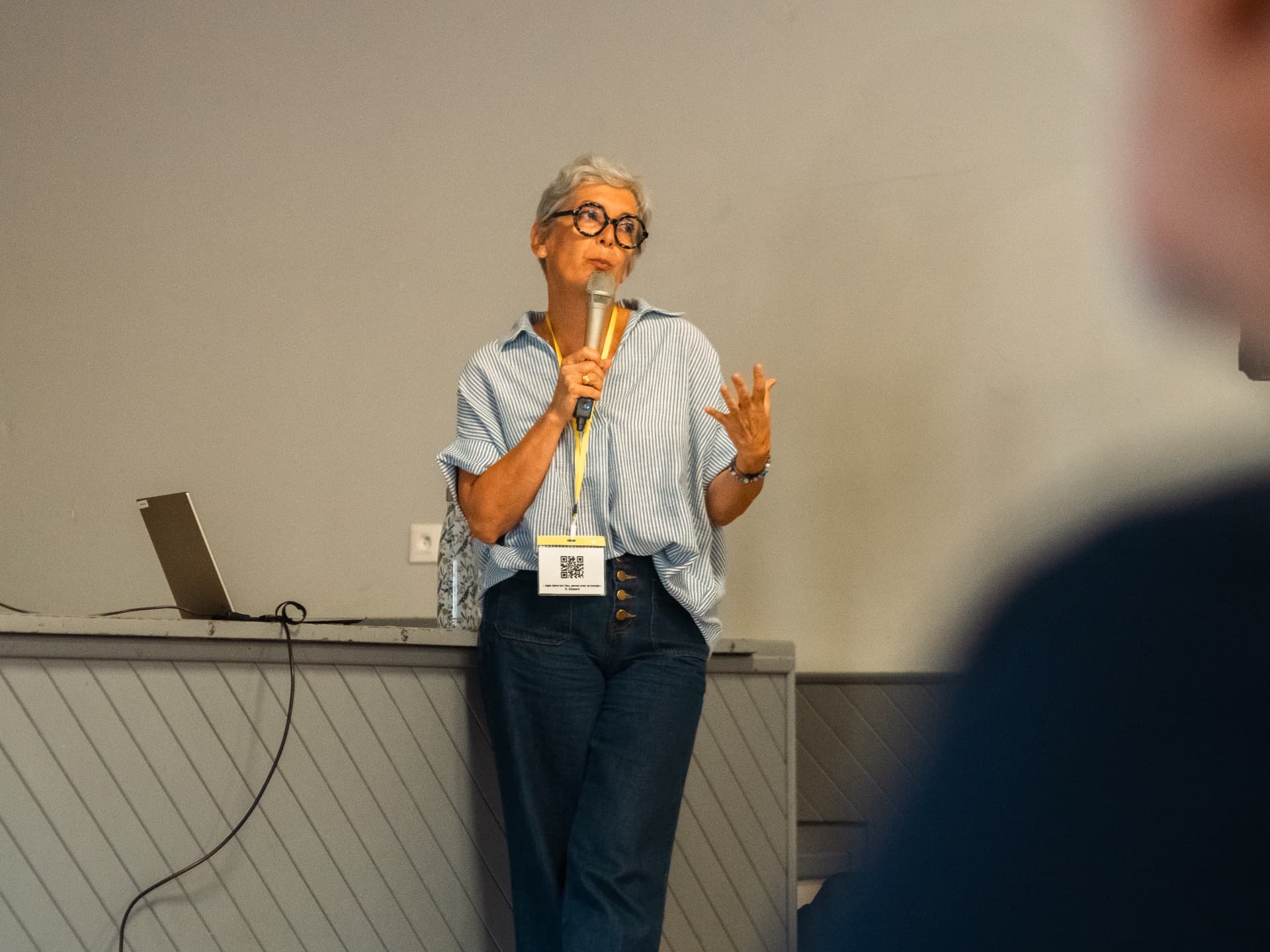 Intervenante au micro pendant une conférence