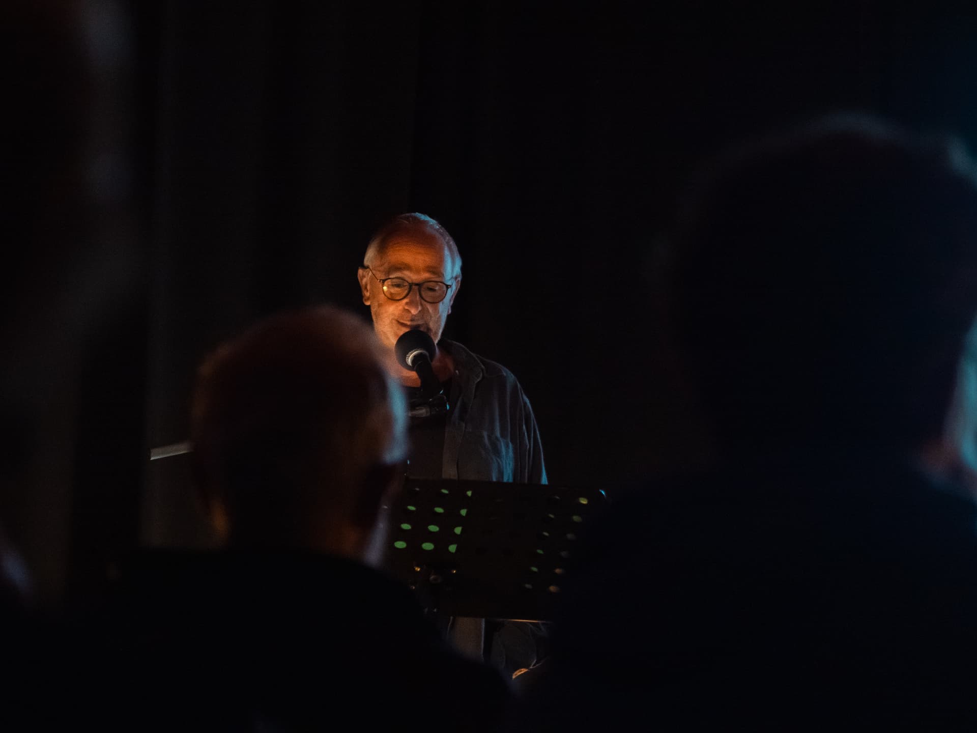 Lecture au micro pendant la création sonore