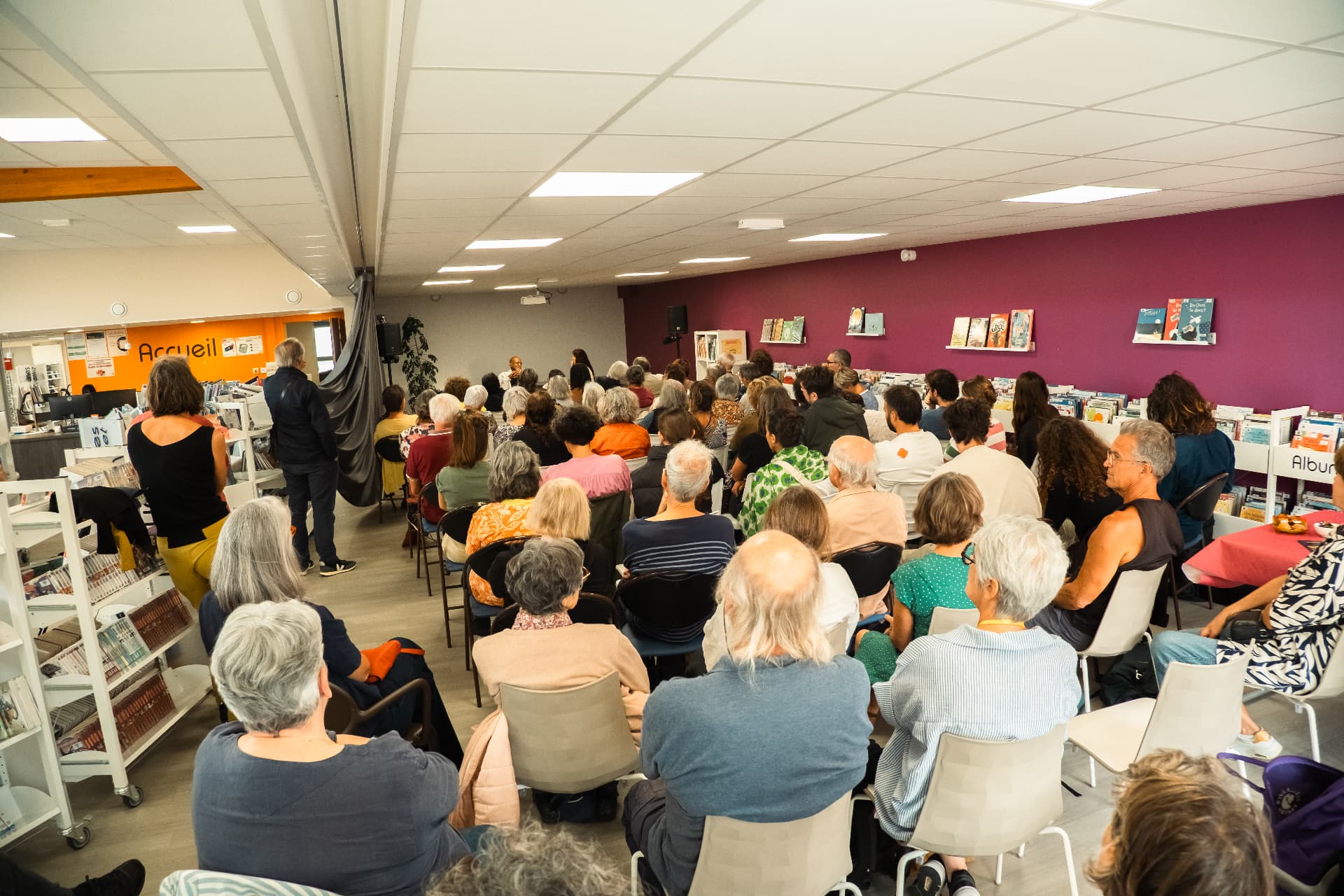 Salle comble à la médiathèque pour la conversation