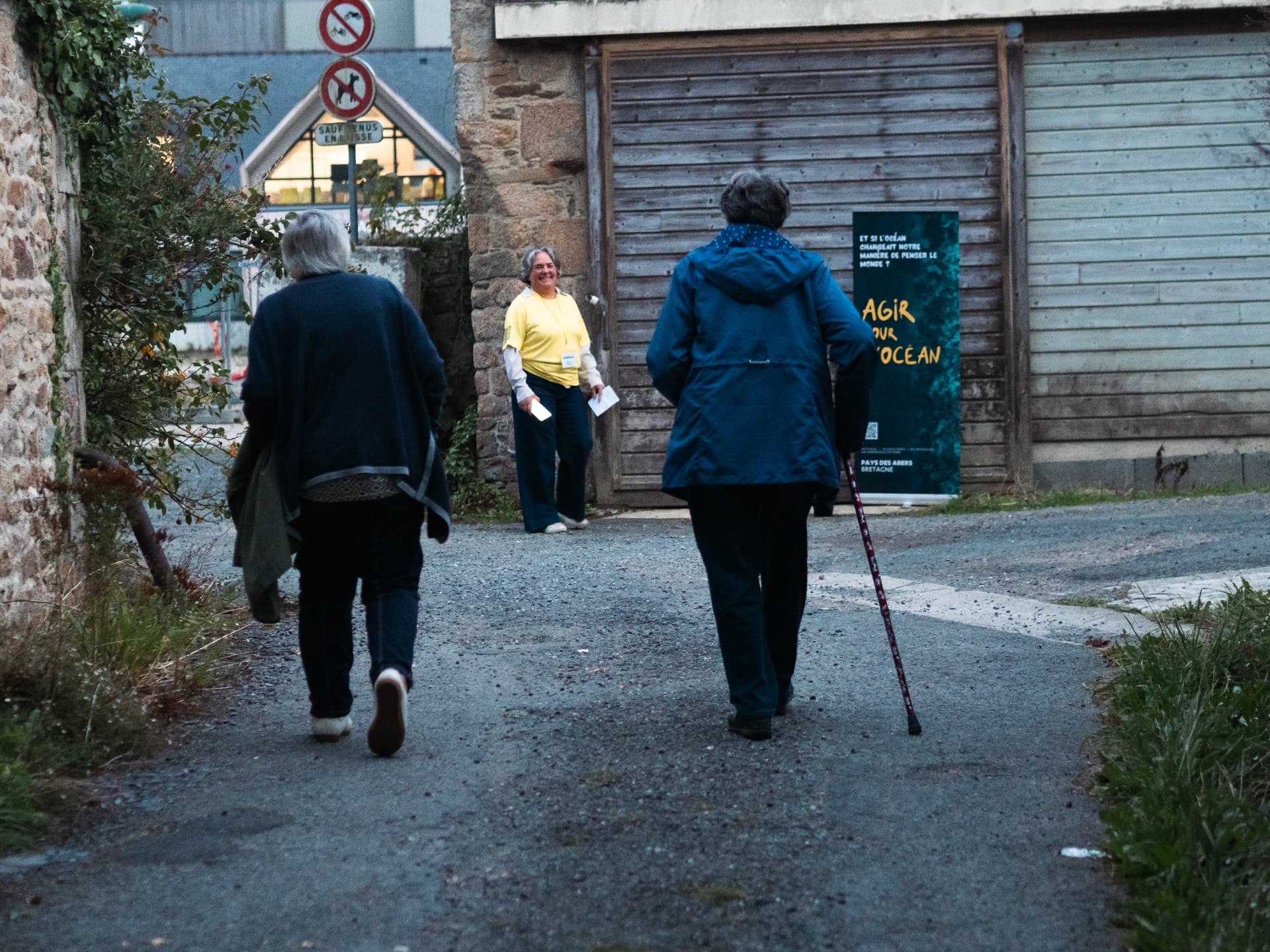 Accueil du public par une bénévole