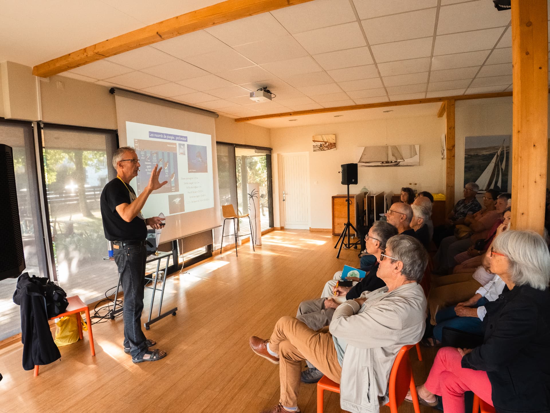 Conférence devant le public à l'Espace Kaori